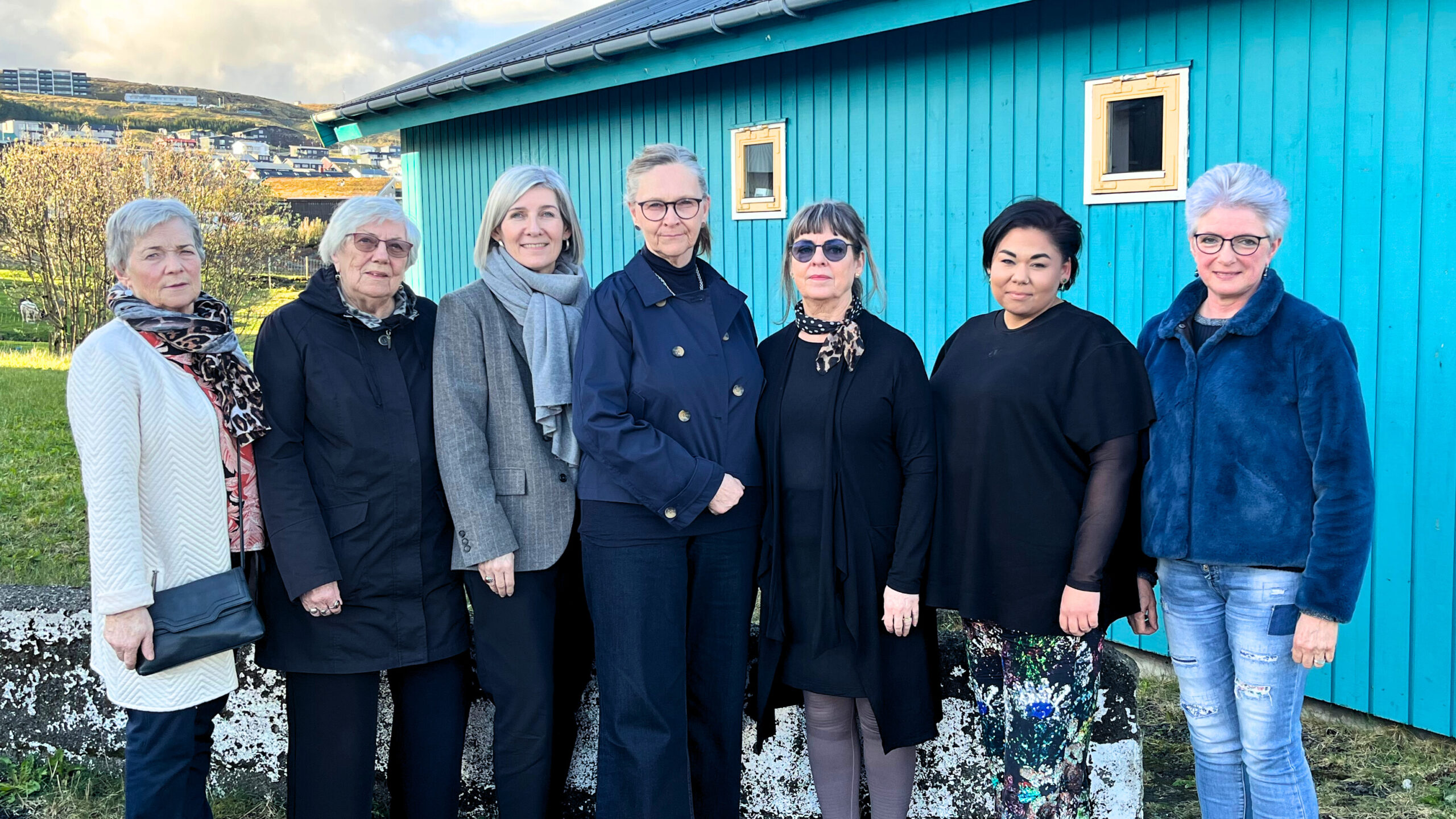 Frá vinstru: Oda Jóhansdóttir, Margretha Poulsen, Elisabeth Carlsson, Súsanna Olsen, Minna Sólfinnsdóttir, Nuka Heinrich Eidesgaard og Joan B. Poulsen (Oddbjørg Johansen, Vivian Sjóðklett og Annetta Saltá vanta á myndini).